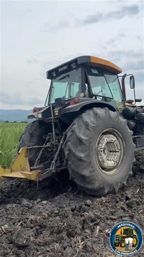 El poderoso Valtra BH185i realizando acequia para el riego de la caña de azúcar 🚜💪🏻 #maquinarioagricola #AgriculturaModerna #farming #agricultura | Maquinas Colombianas