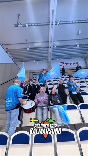 Peaches TRIP: Dneska jsme vyměnili hokejky za hlasivky! 📣🇸🇪 Vyrazili jsme podpořit FBC Kalmarsund přímo na jejich domácí zápas a atmosféra v hale byla naprosto šílená. 🏟️🔥 Naše Peaches parta byla slyšet široko daleko a užili jsme si špičkový švédský florbal z první řady. Sleduj ve videu, jak jsme to v hledišti rozjeli! 🍑🥁🇸🇪🙌@Kevin Haglund @fbckalmarsund_ungdom