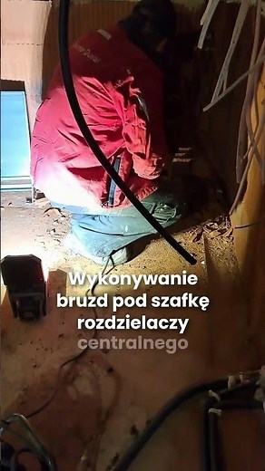 Wykonywanie bruzd pod szafkę rozdzielaczy centralnego ogrzewania [Budowa domu krok po kroku]