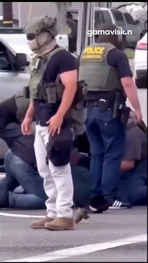 ¡Indignación por brutal arresto de inmigrante mexicano en Estados Unidos! 🚨 Narciso Barranco, con más de 30 años en el país y padre de 3 militares, fue golpeado por agentes del ICE encapuchados durante una redada en Los Ángeles. El video se volvió viral y ya hay una iniciativa en el Congreso para obligar a los agentes a identificarse plenamente durante los operativos, prohibiendo el uso de cubrebocas o pasamontañas y exigiendo la visibilidad de sus placas. #GamavisiónMX #ICE #Inmigración #Narci