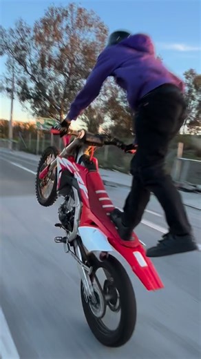 c on Instagram: "🥶#realbikelifeonly #labikelife #bikelife #crf450 #6thstreetbridge"