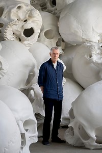 Il monumentale iperrealismo scultoreo di Ron Mueck a Triennale Milano