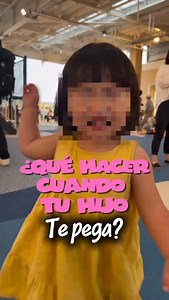 Si tu hijo PEGA, NUNCA hagas esto (lo empeora) ERROR #1: Victimizarte 💔 “Ay me duele, pobrecita mamá...” Esto confunde a tu hijo. A los 1-3 años NO puede procesar tu tristeza, solo aprende que pegar = atención. Repite la conducta sin entender por qué está “mal”. ERROR #2: Devolverla 🩴 “Para que veas cómo se siente...” Le enseñas que pegar SÍ es válido cuando estás molesto. Resultado: más golpes, no menos. ✅ LO QUE SÍ FUNCIONA: 1. DETÉN inmediatamente el comportamiento: dile “PARA” sujeta sus m