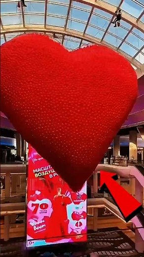 One million balloons rained down on the shopping mall 🎈🎉