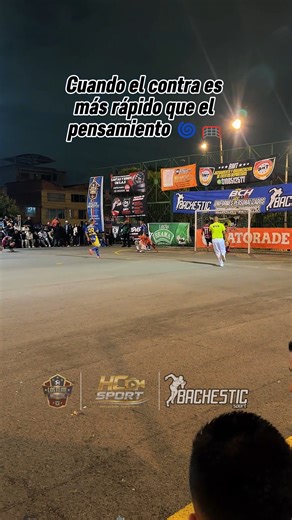 Del tiro libre al contragolpe fulminante… el defensa termina en el piso y la jugada se cierra con un gol que desata la locura ⚽🔥 Velocidad, engaño y definición en segundos que cambian todo el ritmo del partido. #FutbolDeSalon #ContraGolpe #Golazo #JugadaRapida #ReelsDeportivo | HC Sport Colombia