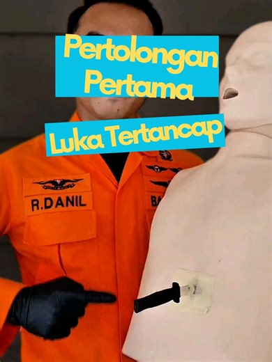 PERTOLONGAN PERTAMA PADA LUKA TERTANCAP Jika ada benda tertancap seperti pisau, paku, besi, dll ini dia penanganannya 1️⃣ JANGAN CABUT BENDA YANG TERTANCAP Mencabutnya bisa menyebabkan perdarahan hebat. 2️⃣ STABILKAN BENDA TERSEBUT Gunakan kain/gulungan perban di sekeliling benda agar tidak bergerak. 3️⃣ TEKAN LUKA DI SEKITARNYA (BUKAN BENDA) Tekan area sekitar luka untuk membantu mengurangi perdarahan. 4️⃣ TUTUP DENGAN KASA ATAU KAIN BERSIH 5️⃣ POSISIKAN KORBAN DENGAN NYAMAN Jika memungkinkan, 