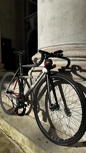 My London alleycat race setup - some people asked me what I use yall run so why not make a video. I think racing on what you used to ride the most is always the best. Comfort and confidence are key to me; gotta trust yourself and the bike. Each one has their preferences, harder ratio, flat bars, straps… each to their own, this is what I run. #fixedgear #fixie #trackbike #cycling #fixed | Matt Bikes
