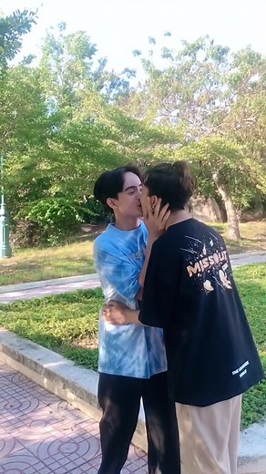 Hai Con Trai Hôn Nhau: Khoảnh Khắc Đáng Yêu