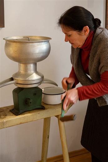🔥 What is this strange kitchen gadget and why was it so important in the past? You won't believe its real purpose! 👀 A forgotten relic from the past, this unusual kitchen tool was once a real revolution in every home! Imagine a time when refrigerators and electrical appliances were just a dream. This oddly shaped device was a must-have on every farm and in every country kitchen. It is made of durable metal, designed for heavy-duty work and powered exclusively by hand 💪. For generations, it wa