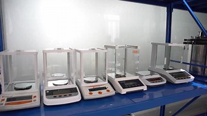 Digital Automatic Electronic Analytical Laboratory Balance Customizable 0.0001g-200g Weight Scale OEM Customized