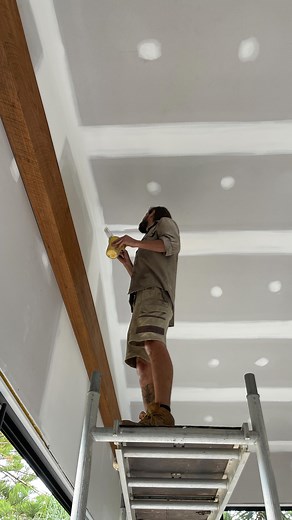 Harwood timber beams, spotted gum feature walls 👌🥰 … and a whole lot of painting! #carpentry #renovation #progressbuild #thebushbuildsco #homereno #timber | The Bush Builds Co