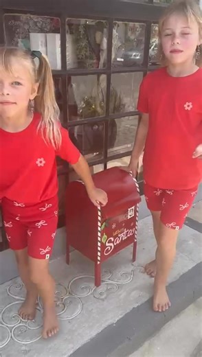 “Bring die kiddies en kom gooi julle Kersvader-briefies in die rooi posbus! Daar wag heerlike verrassings, ’baie Kersvreugde en hope pret vir almal.” 🌲🌲🎂☕️ #kersfees2025 | Lily's Poetry Kroonstad