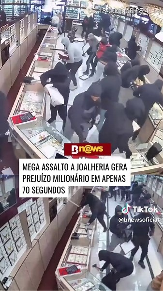 💎 Um mega assalt0 à joalheria Kumar em Fremont, na Califórnia, na costa oeste dos Estados Unidos (EUA) gerou um prejuízo milionário, após vários hoemens encapuzados terem invadido o local. O caso aconteceu em junho do ano passado e nas filmagens divulgadas pelo Departamento de Justiça dos Estados Unidos nesta semana, é possível perceber que o grupo de aproximadamente 20 homens agiu de forma rápida e levou grandes quantidade de peças valiosas em apenas 70 segundos. Um comunicado do Gabinete do P