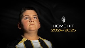 𝐼𝑛𝑑𝑜𝑠𝑠𝑖𝑎𝑚𝑜𝑙𝑎 𝑐𝑜𝑛 𝑟𝑖𝑠𝑝𝑒𝑡𝑡𝑜, 𝑜𝑛𝑜𝑟𝑒, 𝑜𝑟𝑔𝑜𝑔𝑙𝑖𝑜. Il piccolo Matteo indossa la 𝗡𝗨𝗢𝗩𝗔 𝗠𝗔𝗚𝗟𝗜𝗔 𝟮𝟬𝟮𝟰/𝟮𝟬𝟮𝟱 ⚽️✨ 🔗 https://www.ascolicalcio1898.it/indossiamola-con-rispetto-onore-orgoglio-il-piccolo-matteo-presenta-la-nuova-maglia-s-s-2024-25/ GGteamwear | Ascoli Calcio 1898 FC SpA