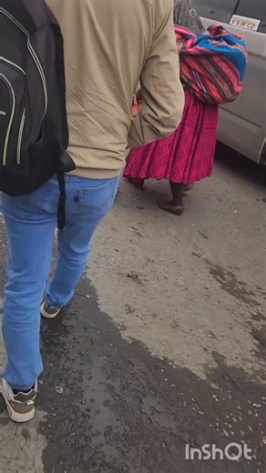 Robot Humanoide de Tesla llega a #ElAlto Optimus, el robot humanoide de Tesla, fue filmado por un usuario en la Av. Juan Pablo II. El que sorprende al mundo con manos cada vez más realistas y un movimiento inquietantemente humano. Vía: RRSS | Vamos El Alto