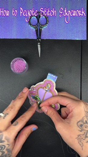 Peyote Stitch beaded edgework on a medallion 💪🏽✨💕 #peyotestitch #beadingtutorial #nativetiktoks #peyotestitchthis #tutorials