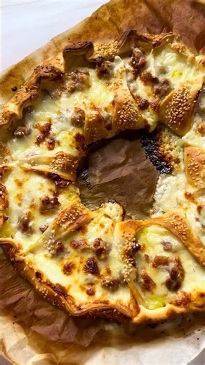 6/12/25: Ricette easy: Corona di pasta sfoglia con patate, salsiccia, scamorza e stracchino