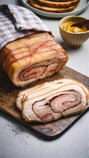 Hjemmelaget ribberull er både gøy å lage og smaker enda bedre enn ferdig kjøpt. Her viser jeg deg steg for steg hvordan du gjør det! 2 kg tynnribbe, benfri 1 ss salt 1 ts pepper, sort 1 ts pepper, hvit 1 ts allehånde 1 ts ingefær 1 ts nellik 2 stk sjalottløk 3 ss gelatinpulver Valg av ribbe Det første steget for å få en perfekt ribberull er å velge ribbe av god kvalitet. Kvaliteten på kjøttet har stor betydning for resultatet. Velg fersk eller fryst tynnribbe – helst fra produsenter som setter d