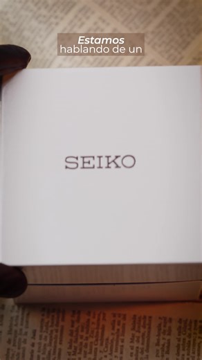 La elegancia nunca pasa de moda, y el reloj Seiko Premier es la prueba perfecta de ello. Imagina llevar contigo un accesorio que no solo te hace lucir sofisticado, sino que también se adapta a cualquier situación, desde una reunión de negocios hasta una salida casual con amigos. Este reloj es como ese amigo que siempre sabe cómo vestirse para la ocasión, ¡siempre acertado! El Seiko Premier combina diseño clásico con tecnología moderna. Su diseño atemporal y su precisión incomparable lo convierte