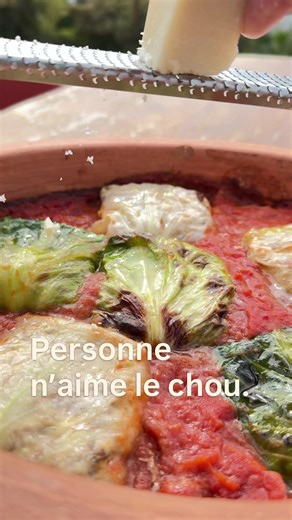 Oubliez tout ce que vous savez sur les choux farcis de nos grand-mères. Le nouveau classique de votre répertoire est ici. Enregistrez-le pour votre prochaine table. Avec la recette, on recherche la finesse. Le mix veau-poulet apporte une légèreté absolue, le parmesan le caractère, et la sauce tomate au pastis... elle change tout. Le pastis ne laisse pas un goût d’alcool, mais une note anisée qui réveille l’acidité de la tomate. C’est la signature Kitchen on the Roof. LA RECETTE (Pour 8 à 10 mini