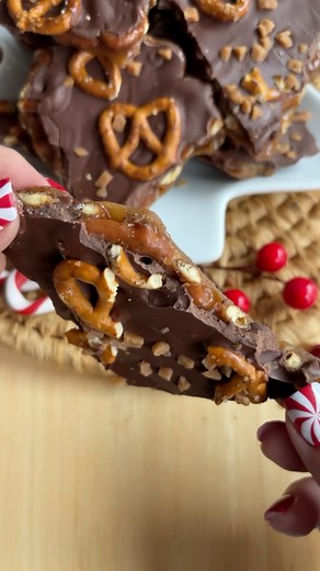 4-Ingredient Pretzel Toffee ✨ Stop what you’re doing and make this pretzel toffee ASAP! Sweet and salty caramel goodness rich chocolate = pure magic. Comment “recipe” and I’ll send you the recipe or find it here https://homemadeheather.com/the-best-pretzel-toffee-recipe/ Be sure to follow along for more fun food ideas! ⛄️❤️🎉 Ingredients you’ll need: * 1 cup salted butter * 1 cup brown sugar * 6 ounces pretzel sticks * 12 oz semi-sweet chocolate chips * 1 tsp Skor bits, optional Instructions 1.