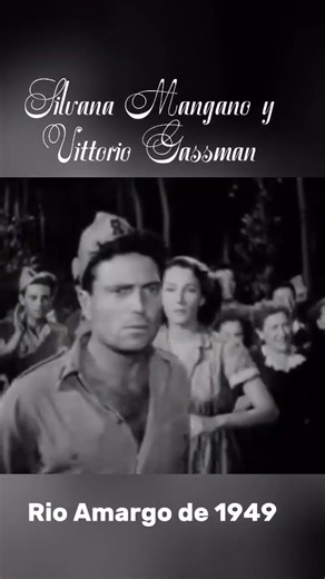 Silvana Mangano y Vittorio Gassman en Rio Amargo de 1949 Este vídeo presenta una de las escenas más emblemáticas de Arroz amargo (Riso Amaro, 1949), dirigida por Giuseppe De Santis. En esta apasionada secuencia, Silvana (Silvana Mangano) y Walter (Vittorio Gassman) protagonizan un provocador y cargado baile junto al tren, mientras las trabajadoras del arroz y otros personajes observan. La escena captura la tensión entre el deseo, la manipulación y el poder, y refleja la carga sensual y dramática