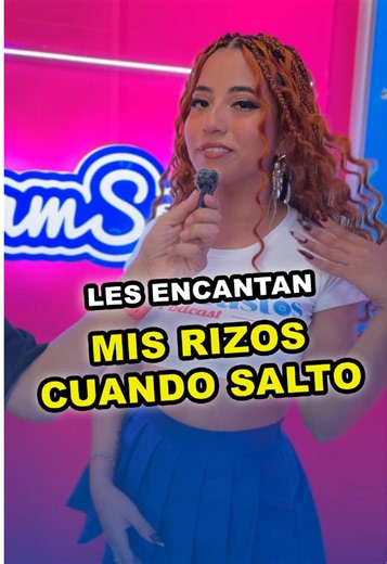 Les encanta como se mueve mi cabello rizado cuando salto 👩🏼‍🦱🔥 Episodio completo disponible en nuestro YouTube Naranja! 🧡🖤 #JuanBustosPodcast