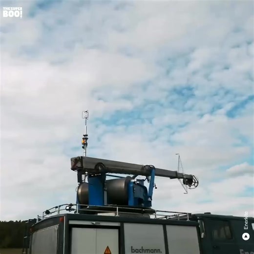 Wind energy, reimagined! Enerkite’s flying kites promise cleaner, more affordable electricity. Enerkite is revolutionizing wind energy with its tethered flying kites that harness high-altitude winds. By flying at 300 meters, these kites generate electricity through cables and drums, offering a greener alternative to traditional wind turbines. | Thesuperboo