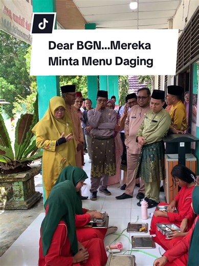 Dear BGN...Mereka Minta Menu Daging Senang bisa mengunjungi SMPN 2 Dayun. Menemui Majelis Guru dan para siswa yang luar biasa. Alhamdulillah disini juga mengajarkan tentang ketahanan pangan, dan sudah menerima manfaat MBG, dan ada permintaan menu khusus dari anak-anak. Semoga dikabulkan. Karena menurut Kepala Badan Gizi Nasional (BGN) Bapak Dadan Hindayana, keterlibatan siswa diperlukan agar makanan yang dibagikan tidak hanya memenuhi standar nutrisi, tetapi juga sesuai dengan selera penerima ma