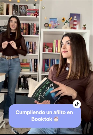 Hoy hace un año que abrí mi cuenta de Booktok y quería hacer algo especial, algo que resuma en palabras lo feliz que he sido en estos 365 días aquí 🥹🩵📚 Y es que, qué difícil es dar el primer paso. Sentarme delante de una cámara y hablar. No tener ni idea de como editar o cortar el vídeo. El miedo y la vergüenza al pulsar “subir”, pensando en el “qué dirán”. Un cúmulo de emociones que merecen la pena cuando descubres esta comunidad. Una comunidad respetuosa, basada en el respeto y la admiració