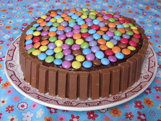 Gâteau au chocolat, kit kat et smarties pour 8 personnes - Recettes - Elle à Table