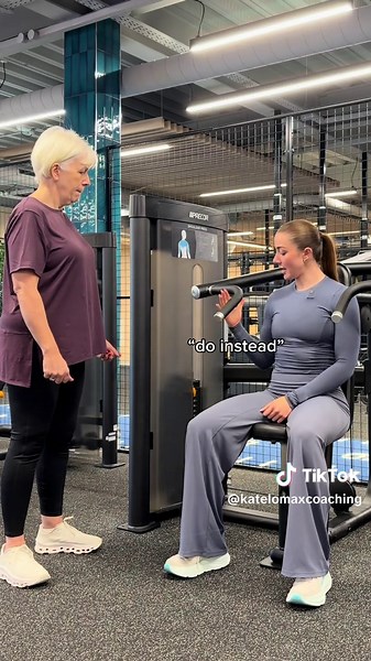 The easiest fix for wrist pain when doing a shoulder press…✨ #personaltrainer #gymgirl #gymtok