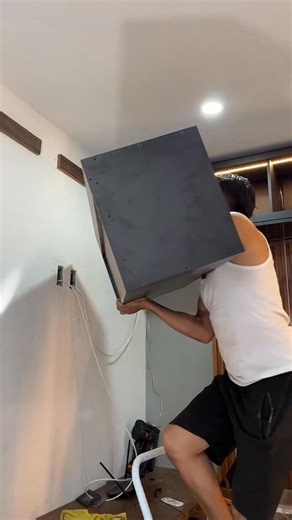 4.2K views · 679 reactions | Los modulos se colgaron con sistema francés, ya que es más cómodo acomodarlos y nivelarlos para después proceder a fijar los modulos directamente al muro!  #carpintero #carpinteria #diy | Yosoyelcarpintero | Facebook