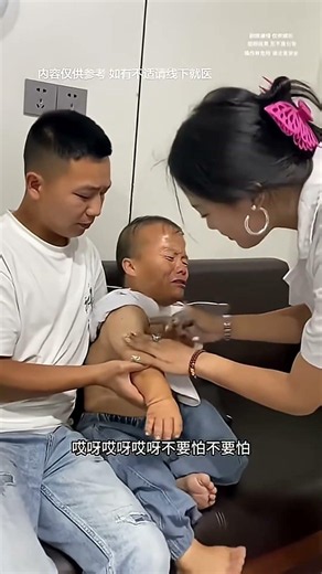 What's wrong with this 99cm dwarf? #Funnyvideo #Laugh #Funny #Dwarf #99cm