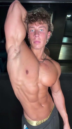Natural aesthetics . . . #pecs #chest #aesthetics #physique #bodybuilding