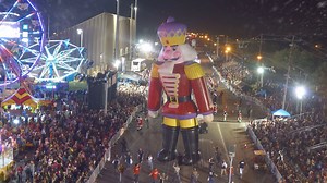 This Saturday 🎉 Dec. 7 is the largest holiday & helium balloon parade in Texas celebrating the official South Pole of Texas! The McAllen Holiday Parade presented by H-E-B will feature 39 giant balloons, 55 illuminated floats✨, celebrities, Santa 🎅🏻 and an Opening Ceremony Extravaganza with fireworks 🎇 by Mane De la Parra Oficial. Stadium tickets 🎟 at https://bit.ly/34KwHre ~ while supplies last!⁣ ⁣ Powered by Bert Ogden Rio Grande Valley and sponsored by Budweiser, Reliant Energy ®, and Dri