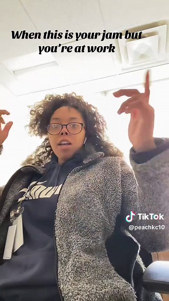 When Apple Music rotates this in your playlist #workcronicals #rnb #slowjams #grooving #music