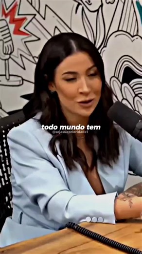 Todo mundo carrega dentro de si luz e sombra. Todo mundo tem seus acertos e seus erros, seus momentos de clareza e seus momentos de falha. E ainda assim, existe uma pressão enorme para parecer perfeito, para mostrar só o lado bonito, como se admitir falhas fosse um sinal de fraqueza. Mas não é. Fingir que é só o lado bom não te torna melhor — só te afasta da sua própria verdade. Porque ser humano é justamente isso: ser imperfeito, contraditório e, ainda assim, continuar tentando. Aceitar isso nã