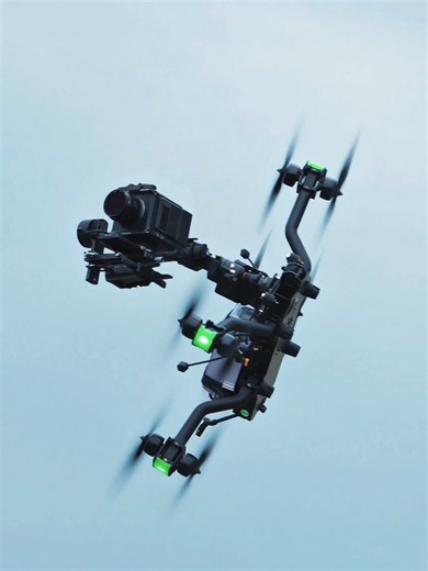 DJI RS 5 holds through FPV-style moves with stabilization, so the rush hits hard and the frame still feels intentional 🔥🎥 ⚠️ Professional operation. Do not imitate. 🎥: BESTFPV #DJI #RS5 #FPV #FilmBTS #Fyp
