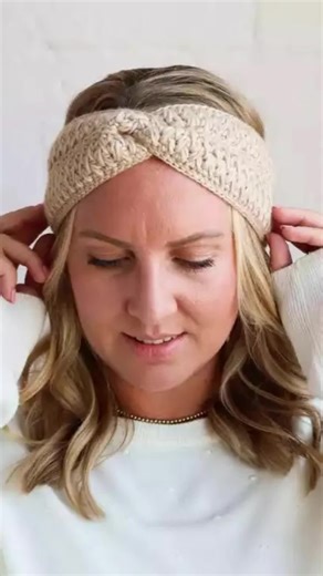 En este video podrás ver cómo va tomando forma una diadema a crochet, súper cómoda, suave y perfecta para esos días en los que quieres verte arreglada en 2 minutos. Ideal para cabello suelto, recogidos y para combinar con tus outfits favoritos. 🧶 El tutorial completo paso a paso está en 👉 www.ctejidas.co (con instrucciones claras para que la tejas a tu ritmo, incluso si estás empezando). Cuéntame en comentarios 👇 👉 ¿Cuál color te harías primero: beige clásico o tonos pastel? 👉 ¿La prefieres