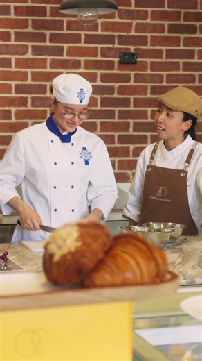 If this isn’t a full-circle moment, we don’t know what is 💚🧑‍🍳 Le Cordon Bleu alumna Chloe, now the owner of Sanshi Patisserie in Adelaide, is welcoming current student Matilda into her kitchen for work placement. From student to mentor, it’s inspiring to see our alumni supporting the next generation of pastry chefs. #lecordonbleuaustralia #lecordonbleu #studypatisserie #patisseriearts #futurepastrychef #pastrycheftraining #culinaryschool #studyhospitality #adelaidefood #studyinadelaide #adel