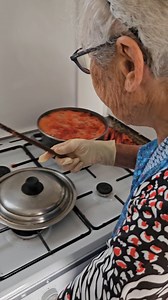 🌿🍅 Sugo di nonna Iside: tradizione e passione 🍅🌿 Quando i pomodori dell'orto si fanno troppo maturi e a causa della pioggia si spaccano e si rovinano, nonna Iside sa come trasformarli in un tesoro! Oggi ha preparato il sugo con i pomodori freschi, gli odori del giardino e una buona salsiccia. Dopo averlo fatto bollire nella pentola, ha messo tutto in barattoli di vetro, pronti per essere gustati nei giorni freddi. Un gesto che parla di famiglia, di amore e di quei sapori che ci accompagnano 