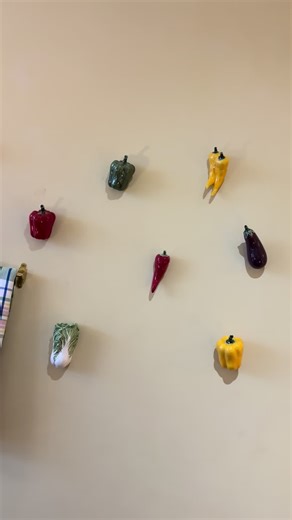 Jullie favorieten keramieken groenten zijn weer aangevuld! En er is een nieuwe bijgekomen… Zie jij welke? Deze groentes zijn super leuk om aan je muur te hangen (er zit een gaatje achterin), op de keukenplank te leggen en wat dacht je van op de borrelplank tussen de lekkere hammetjes? #haarlem #winkelhaarlem #schagchelstraat #haarlemcentrum #dagjehaarlem