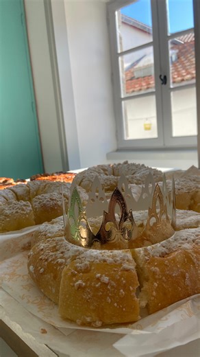👑 GALETTE DES ROIS - ERREGEEN BIXKOTXA 👑 😊Cet après-midi, les habitants de la commune âgés de 65 ans et plus on été invités à partager la traditionnelle galette des rois. 📸Retour en images… #saintpeesurnivelle#paysbasque#senpere#euskalherria #galettedesrois👑 | Ville de Saint Pée-sur-Nivelle