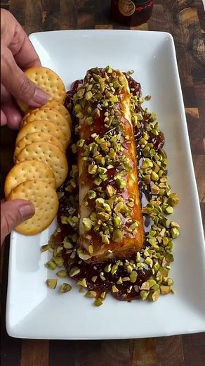 Fig jam, goat cheese, pistachio appetizerThis is gonna be your favorite appetizer!!!#viral