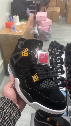 Hello friend, I'm from Putian, China, and I'm a supplier of athletic shoes. I mainly supply Nike, Jordan, and various other brands of athletic shoes, designer clothing, and bags.