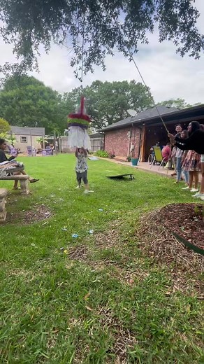 Easter Piñata 🪅 🐣 pt.2 **Gio did not get in trouble for swinging! She was knocked out for 10 seconds**💀 #fyp #easter2023 #piñata #piñatafail #por