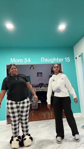 Mom still got it💅🏽 #pushitchallenge #mommastillgotit #momdaughterduo #trend #fypage