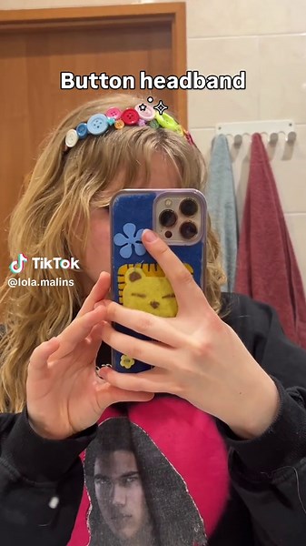 Things to make with buttons 🤍 cute and easy button craft ideas: button headband, button hairpins, button hairpins and button bracelet ✨ You can find every tutorial on my account #diy #diyprojects #buttoncrafts #lalaloopsy #cutediy #diyfashion #buttons #crafts #diyideas (cute diy idea, cute diy gift, diy bracelet, diy jewerly, buttons diy, cute diy with buttons, button crafts, diy fashion, diy headband)