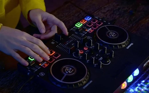 用带有内置灯光和扬声器的Numark Party Mix Live来点燃派对